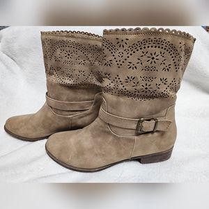 Just Fab Lynah bootie with cut-out design on top. Size 9.5